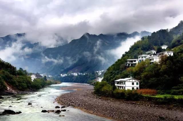 榕江县崇义乡：冬季茶园管护忙 来年春茶满山香